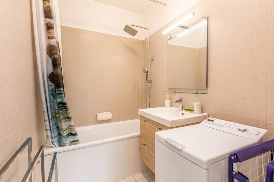 High-Rise Studio Flat w City viewsPorte Dauphine Apartment in Paris
