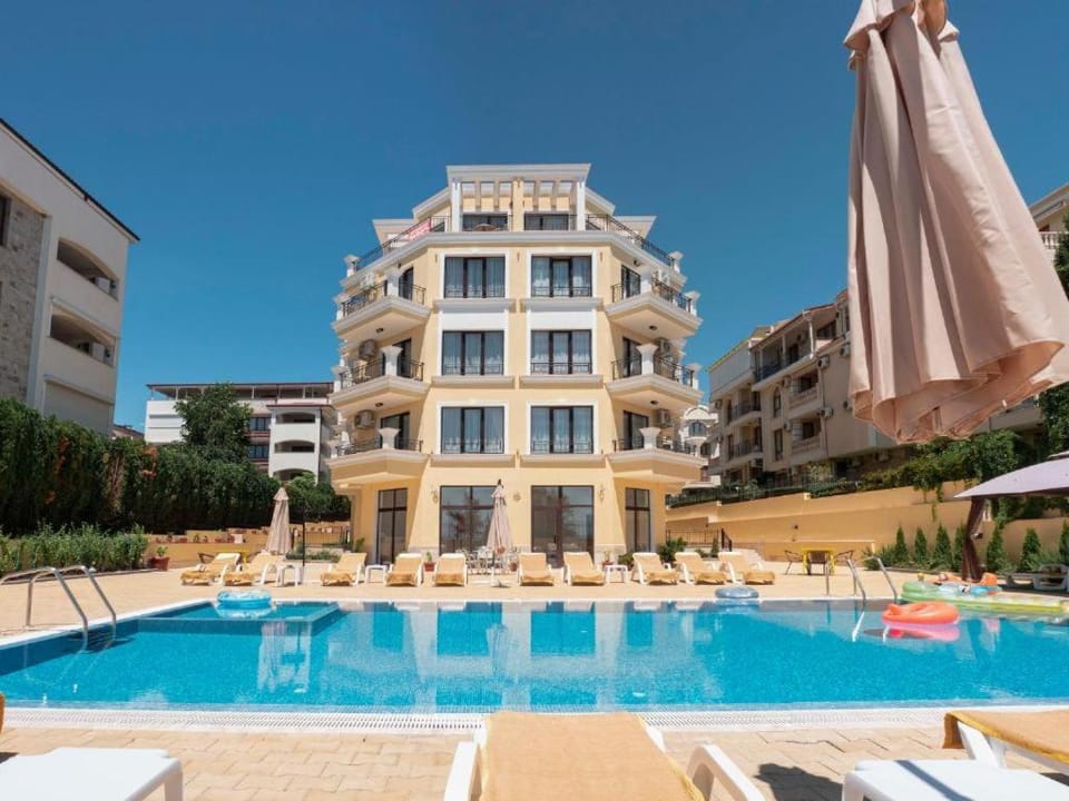 Property building, Day, Pool view, Swimming pool, sunbed
