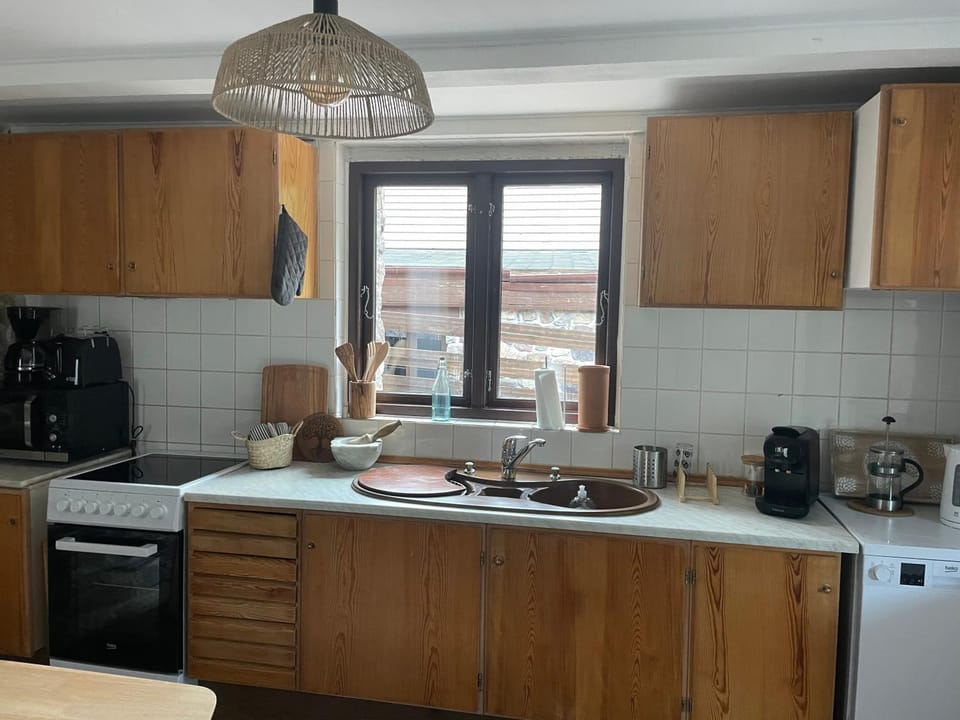 Kitchen or kitchenette, Living room