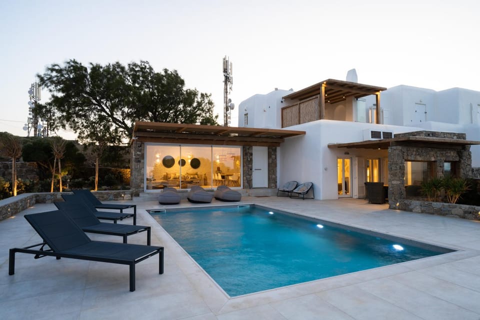 Property building, Day, Swimming pool, sunbed