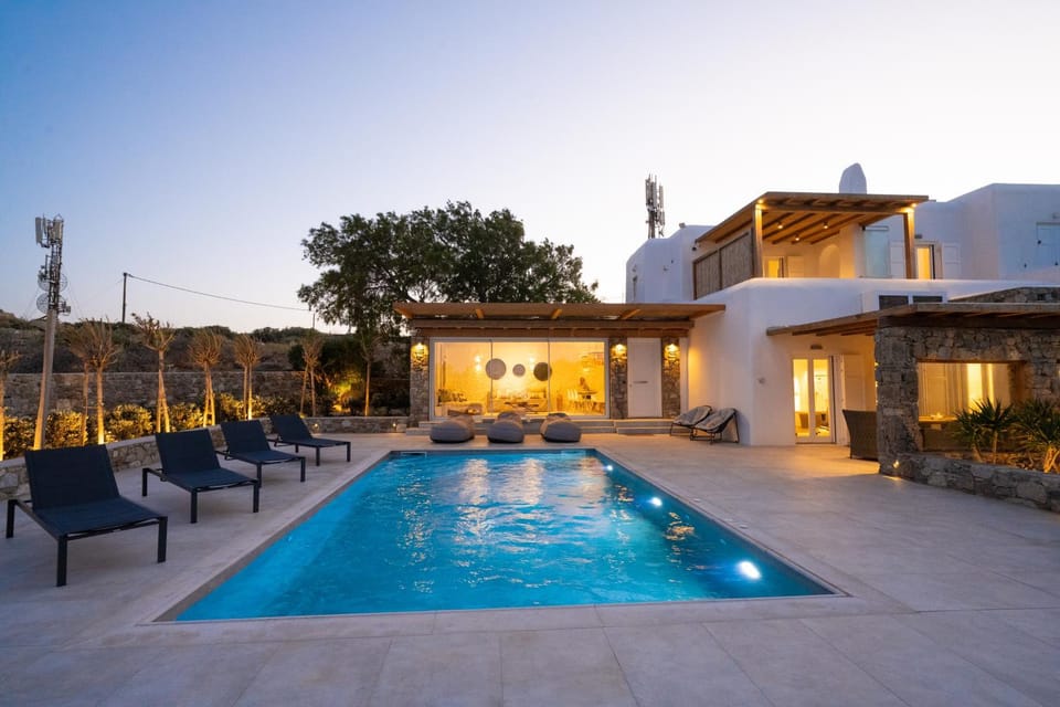 Property building, Swimming pool, sunbed