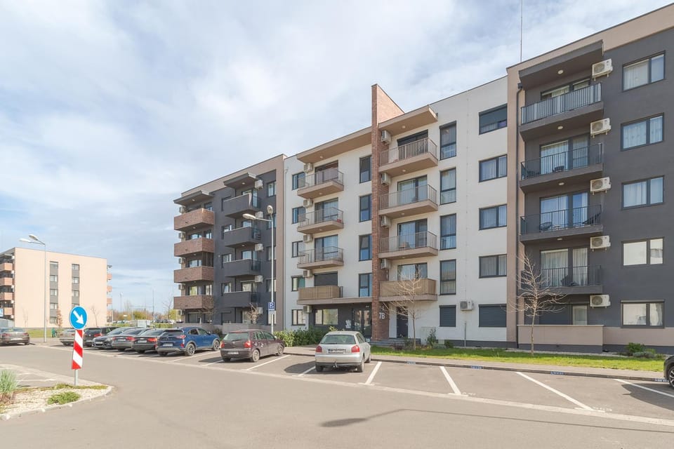 Property building, Day, Neighbourhood, City view, Street view, Location, Parking