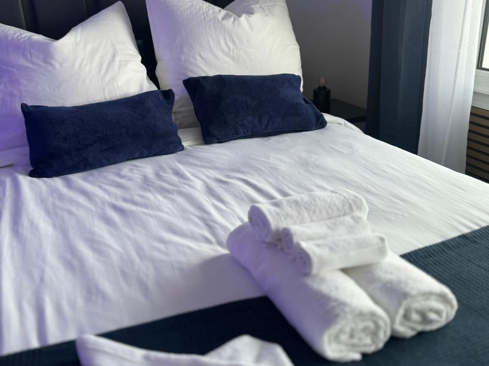 Bed, Bedroom, towels