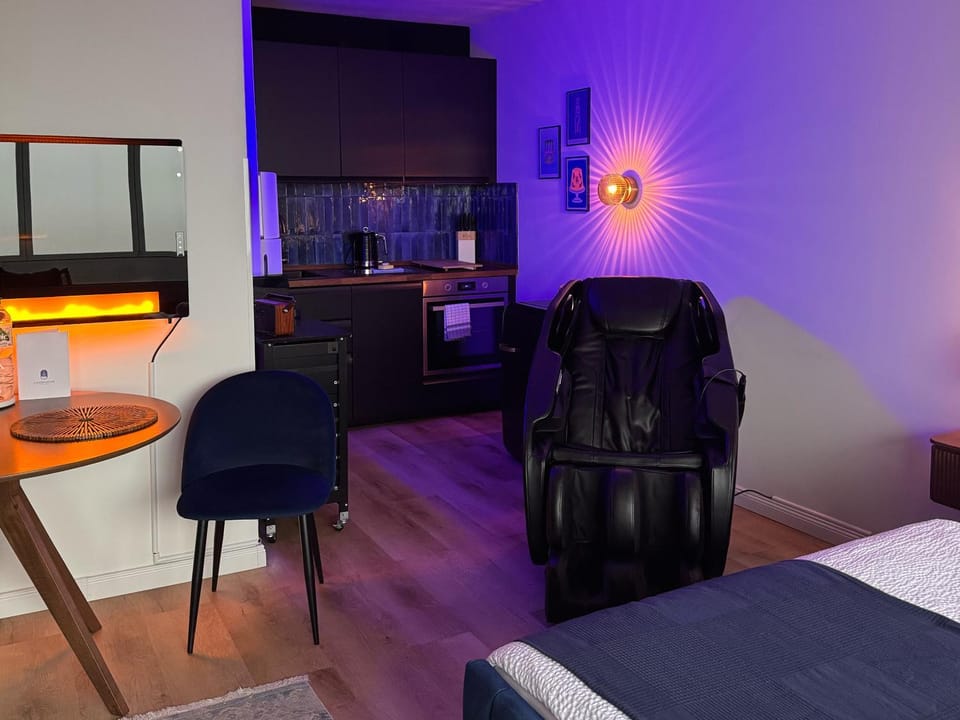 Photo of the whole room, kitchen