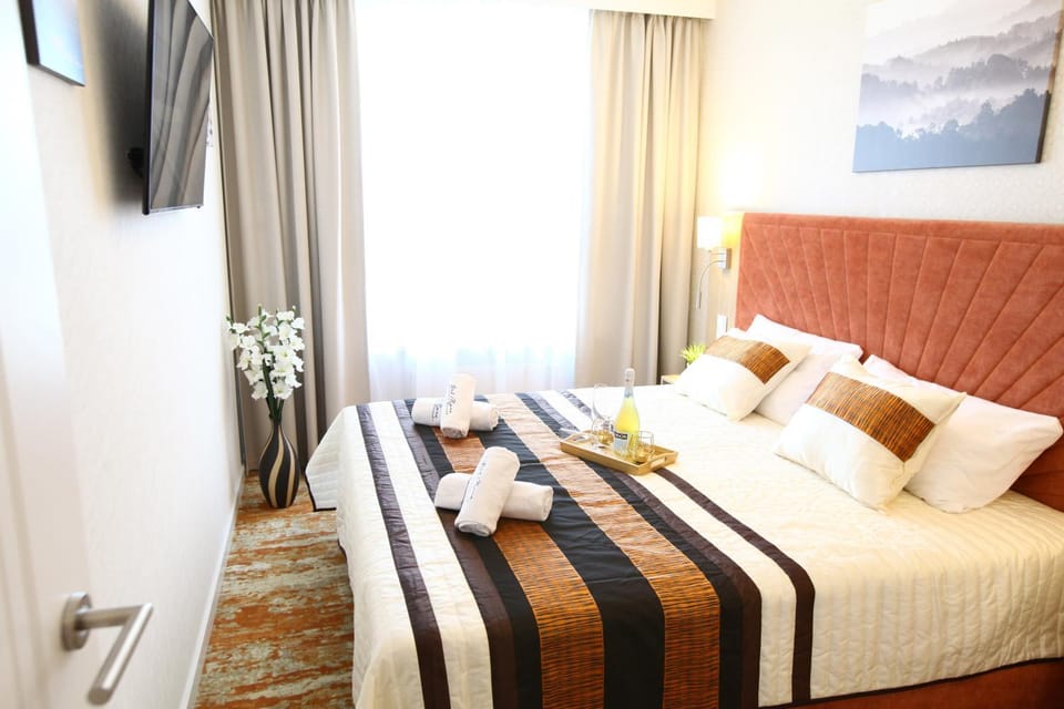 Photo of the whole room, Bedroom, towels