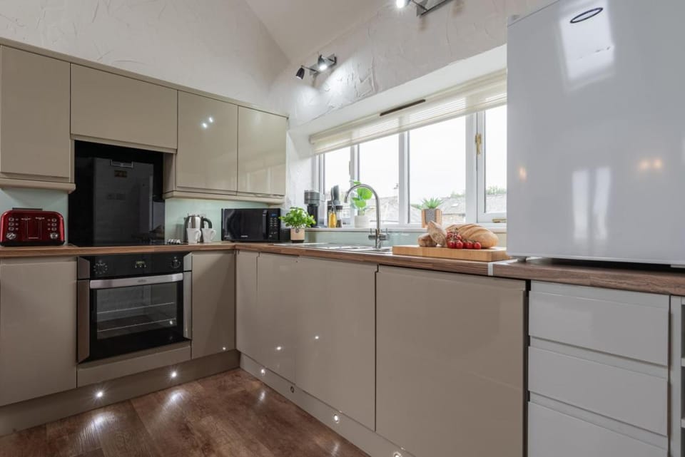 Kitchen or kitchenette, dishwasher, stove, toaster