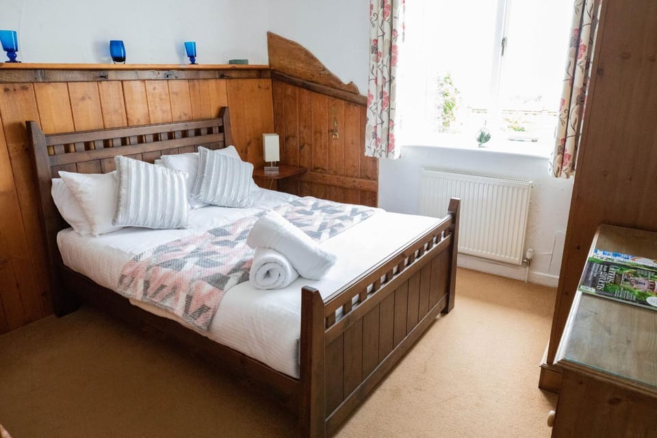 Bed, Photo of the whole room, Bedroom, internet, towels