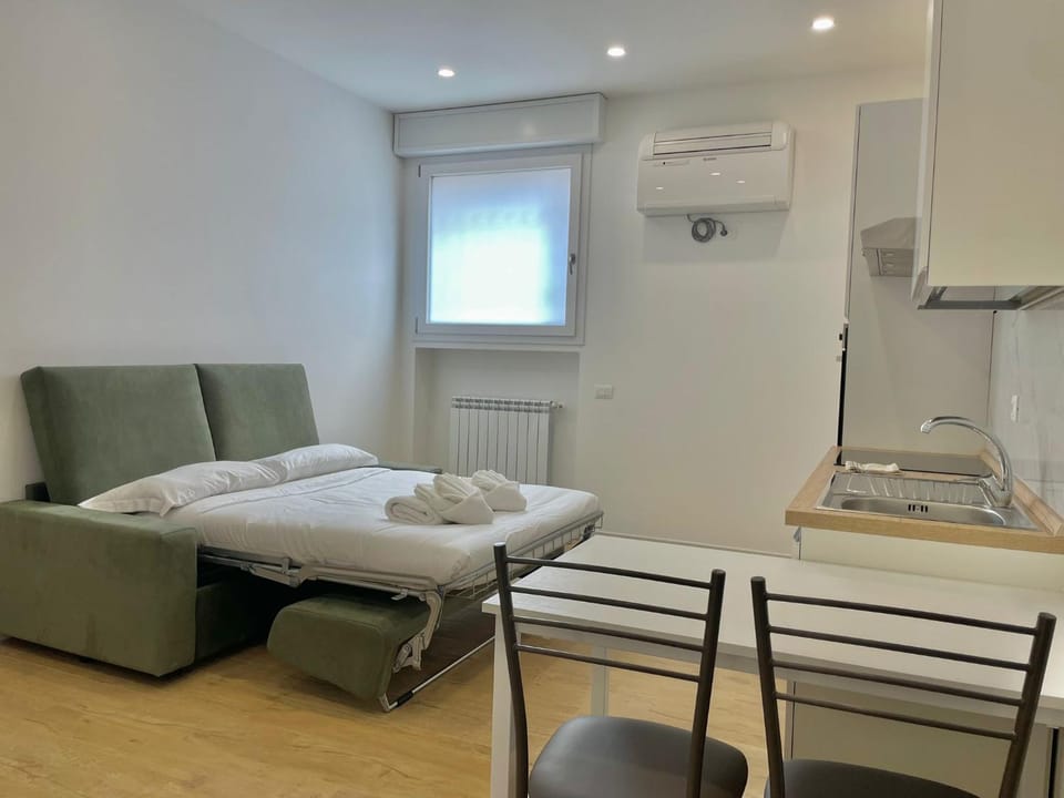 Bed, Photo of the whole room, Seating area, Meals, Lunch, Dinner, Quiet street view, stove