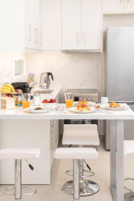 Coffee/tea facilities, Kitchen or kitchenette, Food and drinks, Dining area, Food, Breakfast, Continental breakfast, Drinks