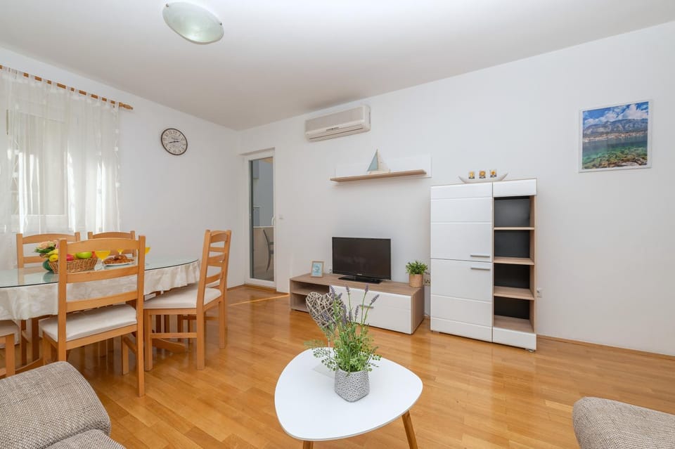 TV and multimedia, Seating area, air conditioner