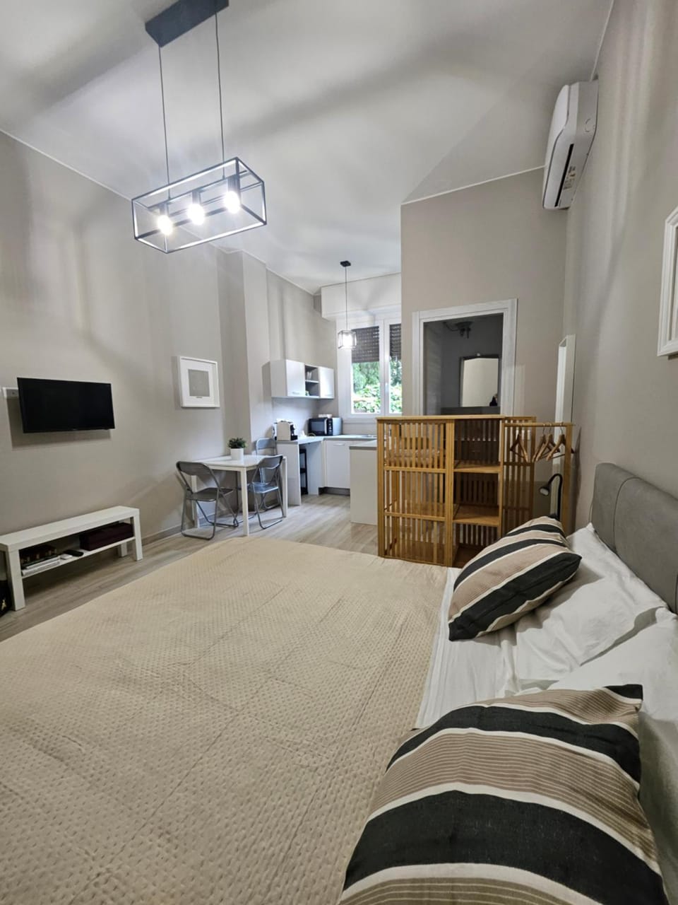 Photo of the whole room, fireplace