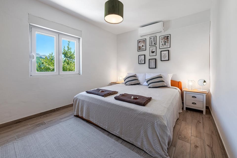 Bed, Bedroom, Mountain view