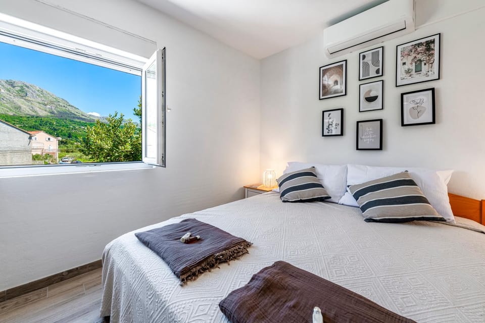 Bed, Bedroom, Mountain view