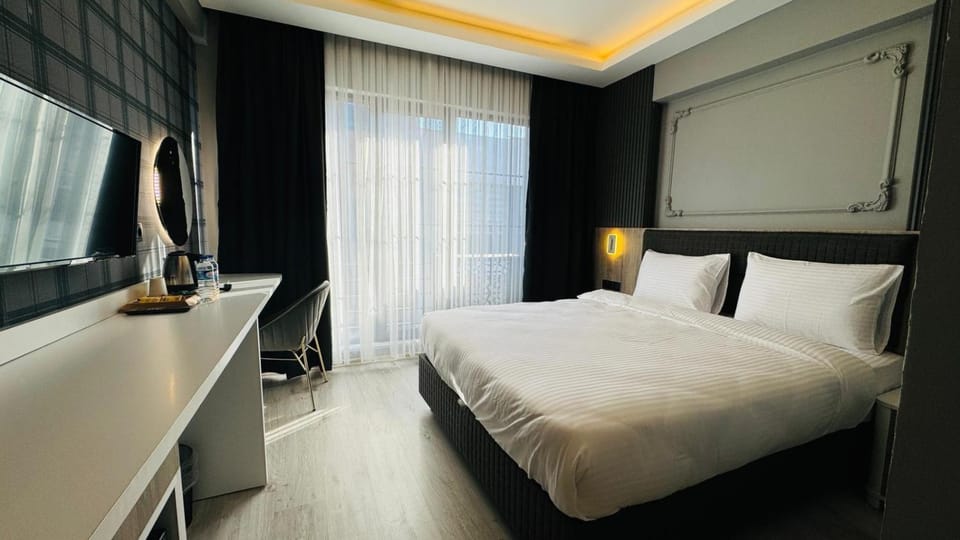 Bed, TV and multimedia, Photo of the whole room, Bedroom
