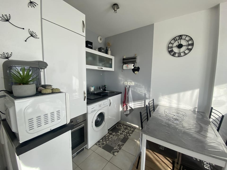 Dining area, oven, stove