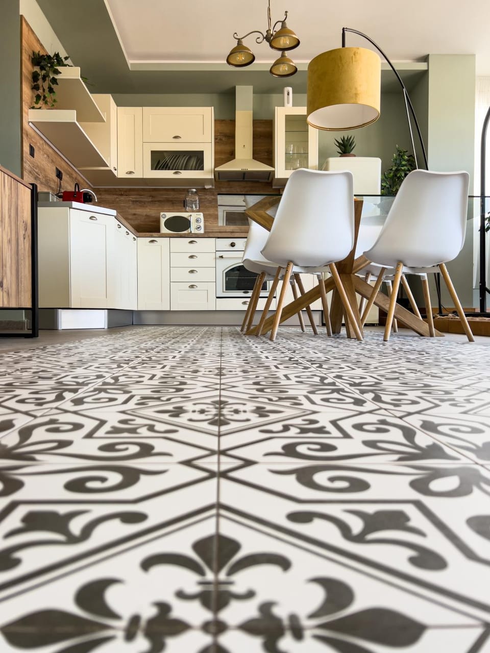 Kitchen or kitchenette, Dining area