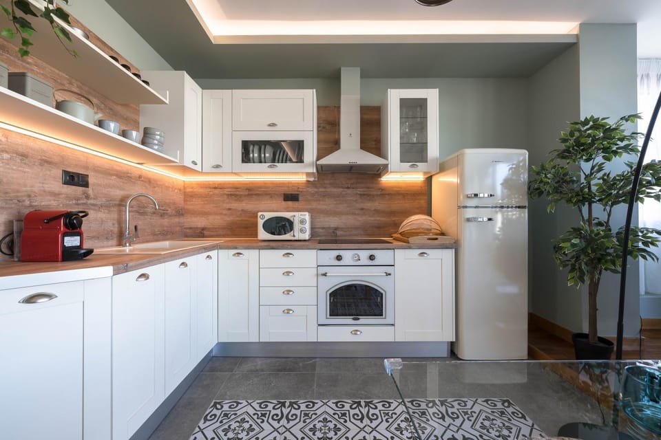 Coffee/tea facilities, dishwasher, microwave, minibar, oven, pet friendly