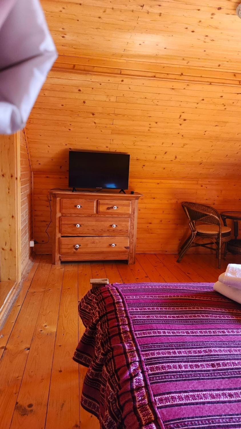 Bed, TV and multimedia, Bedroom