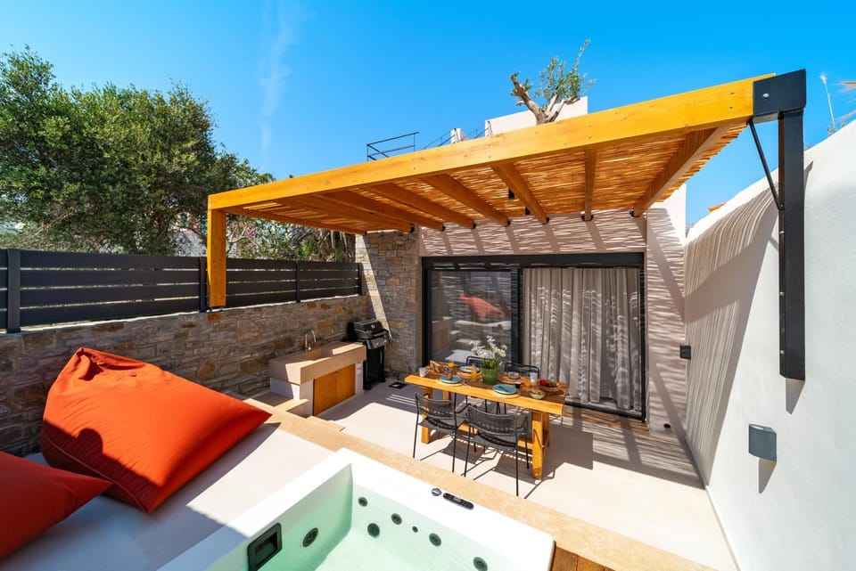 BBQ facilities, Hot Tub, Dining area