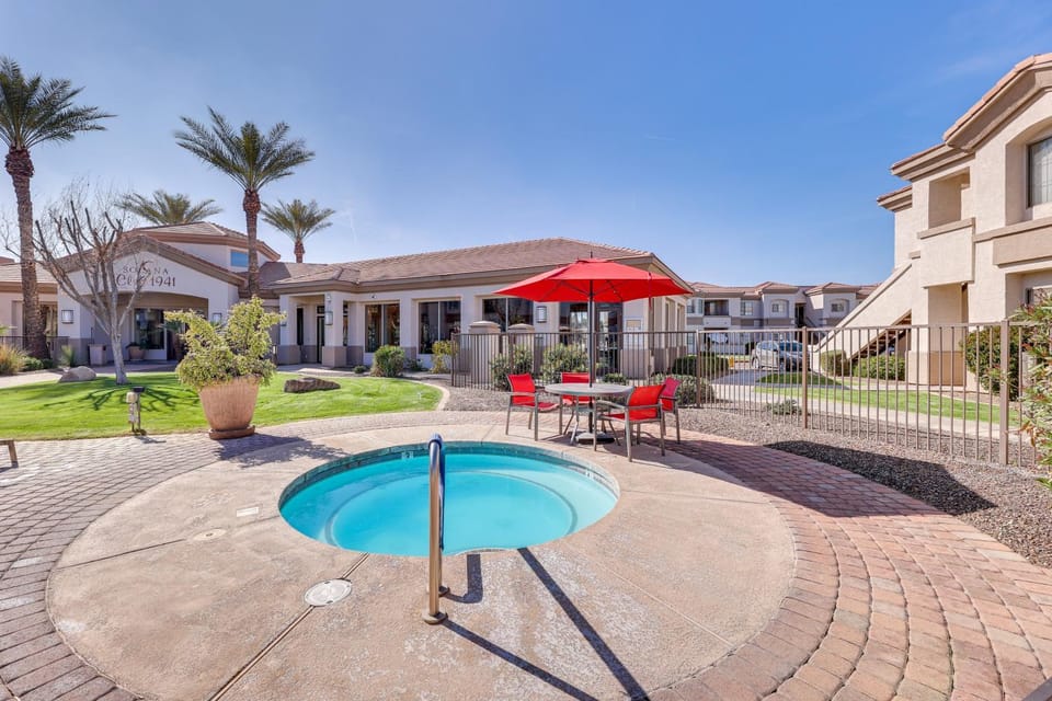 Pool Access, Near Spring Training! Mesa Retreat House in Gilbert