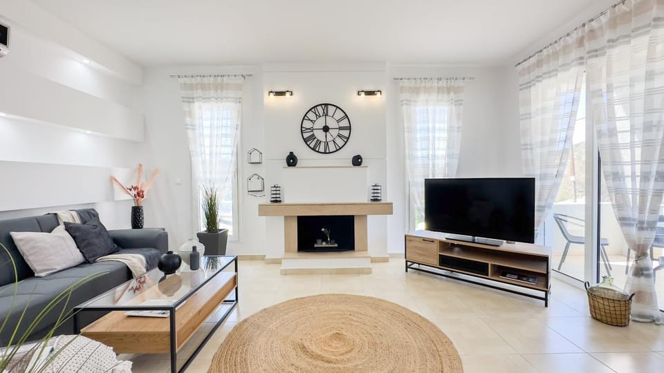 TV and multimedia, Living room, Seating area, Evening entertainment