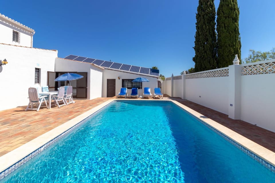 4 Bed Villa, Pool & Tennis Court in Carvoeiro Villa in Carvoeiro