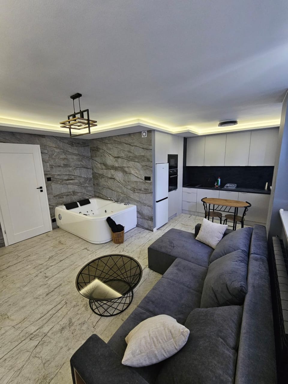 Apartament z Jacuzzi Klimatyzacja Prywatny Parking Apartment in Masovian Voivodeship