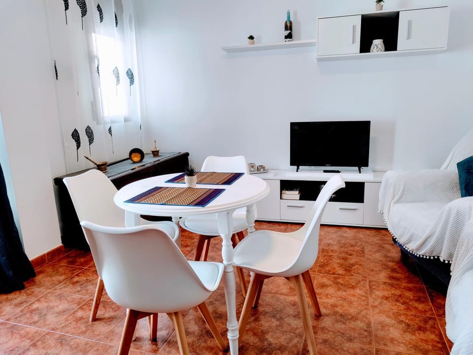 TV and multimedia, Living room, Seating area, Dining area