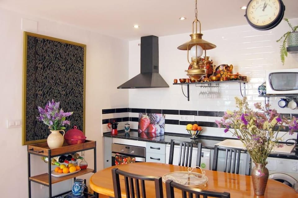 Dining area, minibar, pet friendly, stove