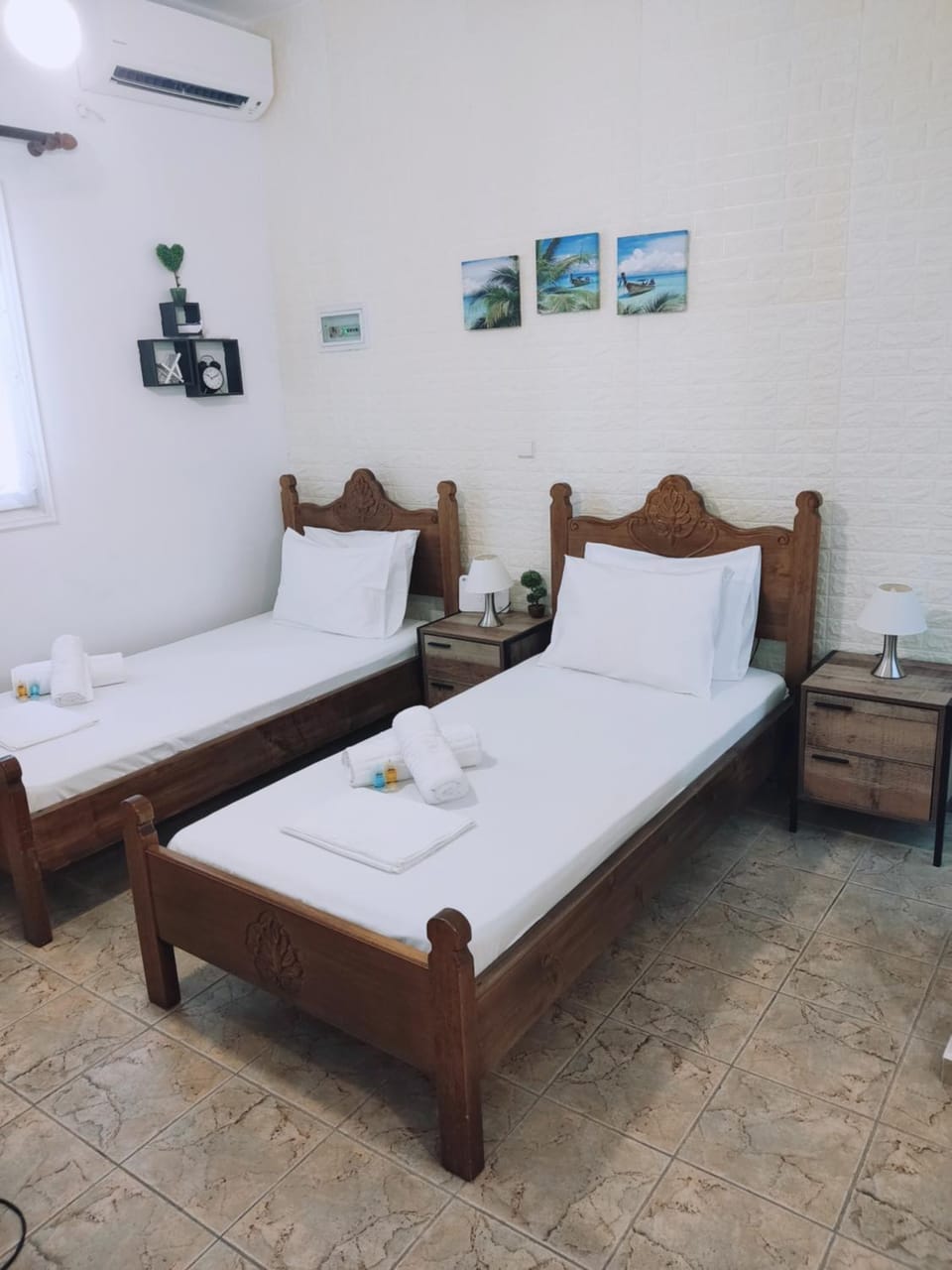 Bed, towels, air conditioner