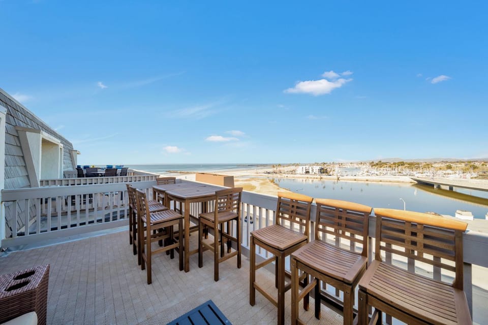 G321 Modern Oceanside Beach Haven House in Oceanside