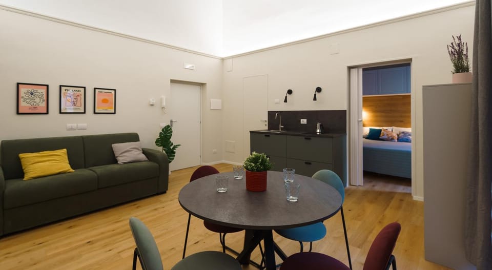 Kitchen or kitchenette, Seating area, Dining area