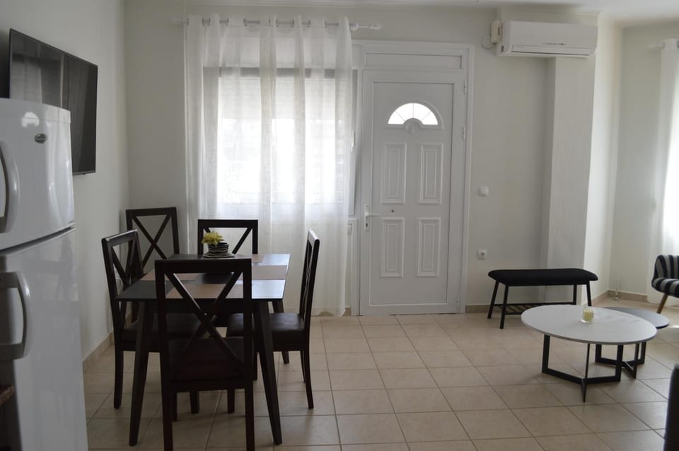 Facade/entrance, Dining area, air conditioner