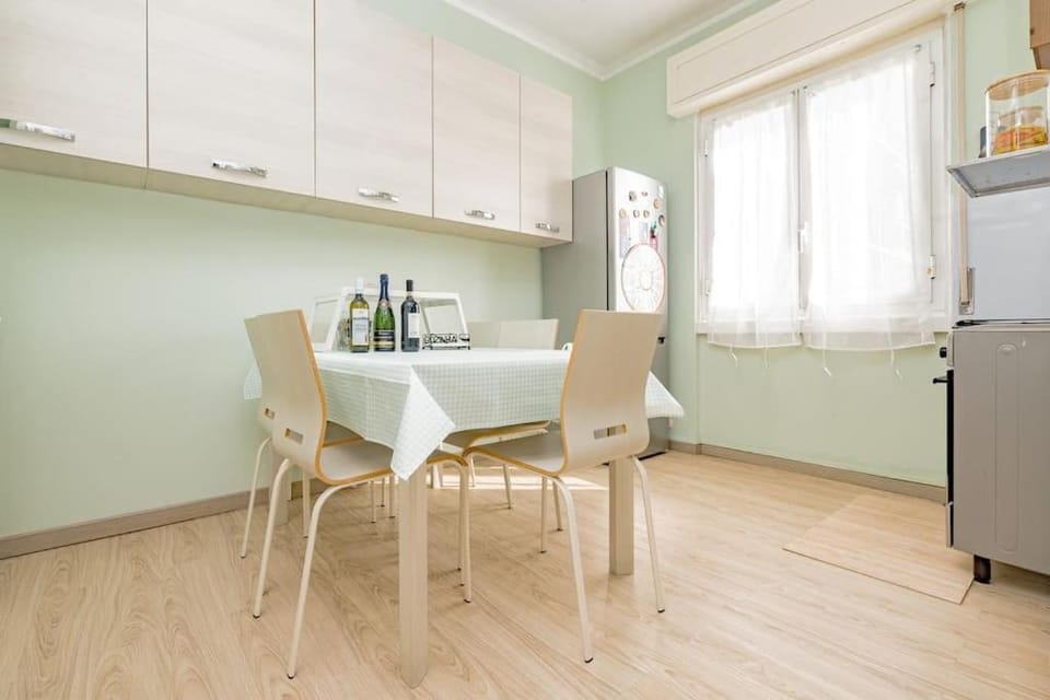 Kitchen or kitchenette, Dining area, minibar, oven