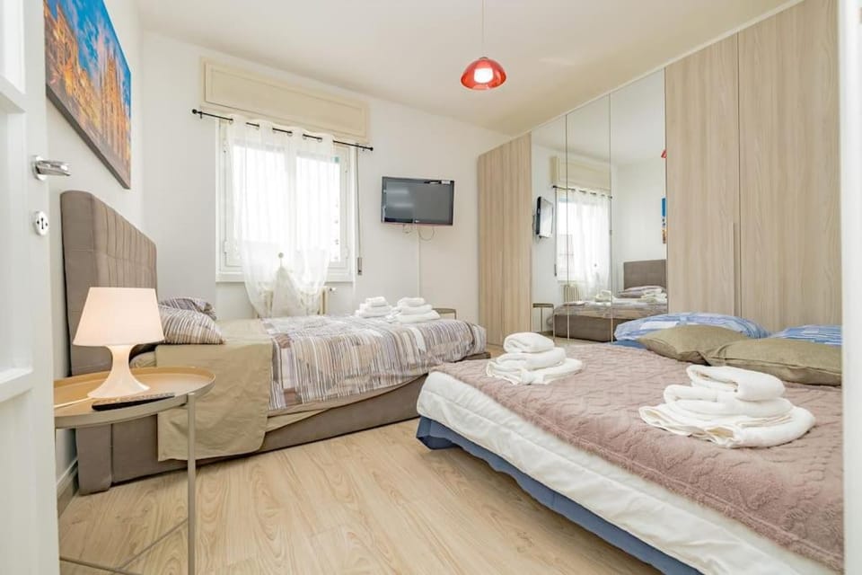 Bed, TV and multimedia, Photo of the whole room, Bedroom, towels