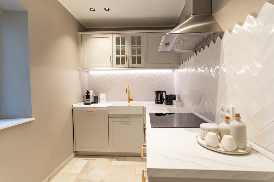 Coffee/tea facilities, Kitchen or kitchenette, stove