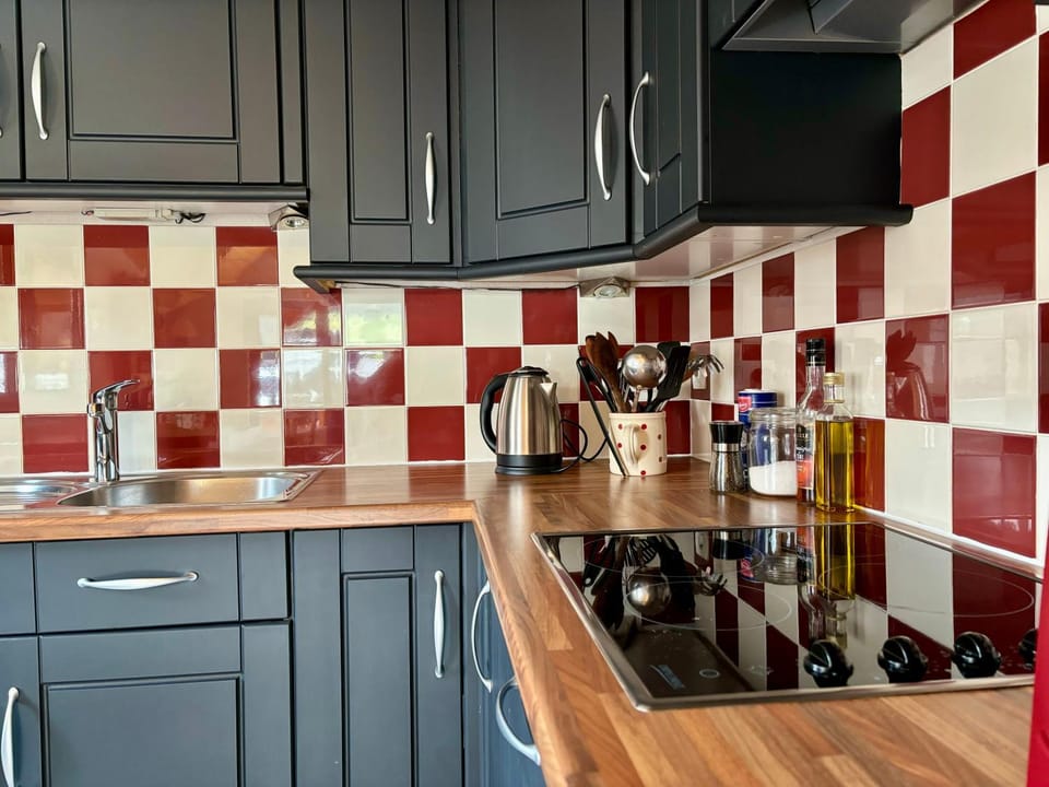 Coffee/tea facilities, Kitchen or kitchenette, stove