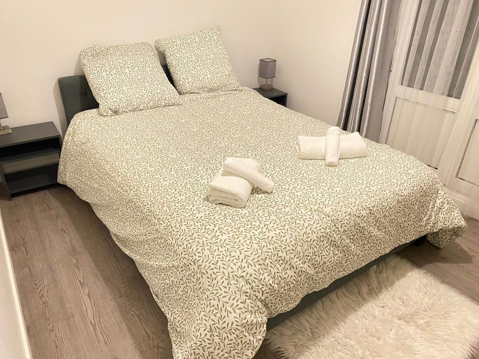 Bed, Photo of the whole room, Bedroom, towels