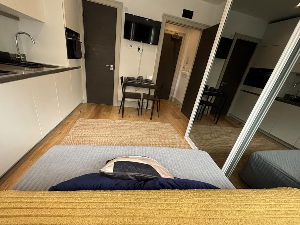 Sleeps 2 Studio -Central Croydon London -WiFi & Tv Apartment in Croydon
