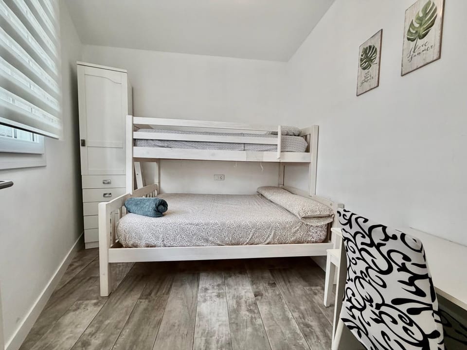 Bed, Bedroom, bunk bed, towels