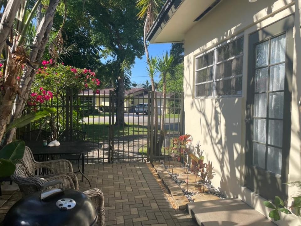 Tropical Classic Retro Florida, Private 2 bedroom Suite with Best Location Apartment in Wilton Manors
