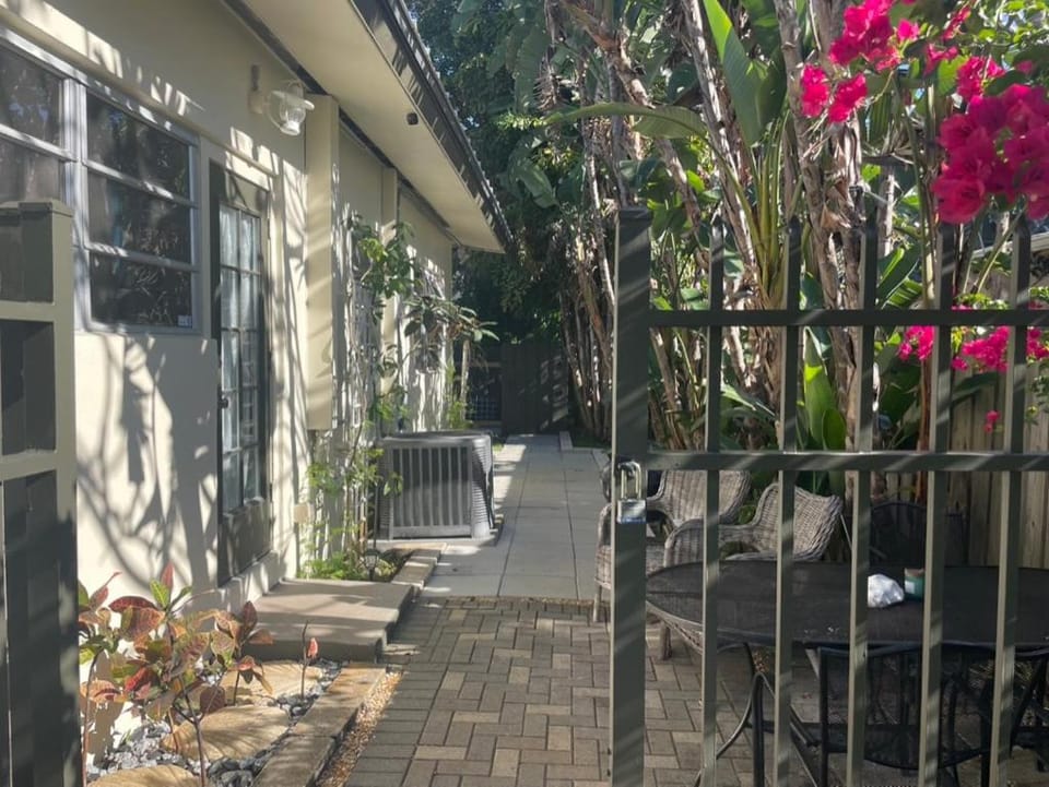 Tropical Classic Retro Florida, Private 2 bedroom Suite with Best Location Apartment in Wilton Manors