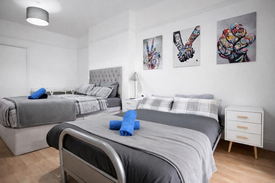 Bed, Bedroom, towels