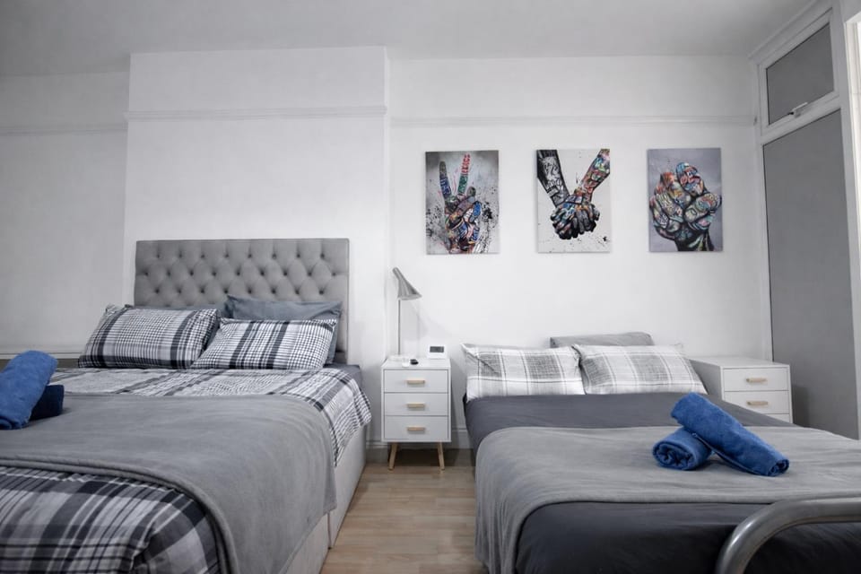 Bed, Bedroom, towels