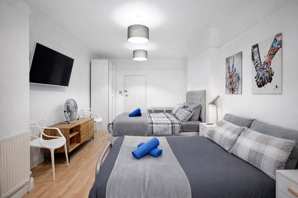 Bed, TV and multimedia, Living room, Seating area, Bedroom, towels