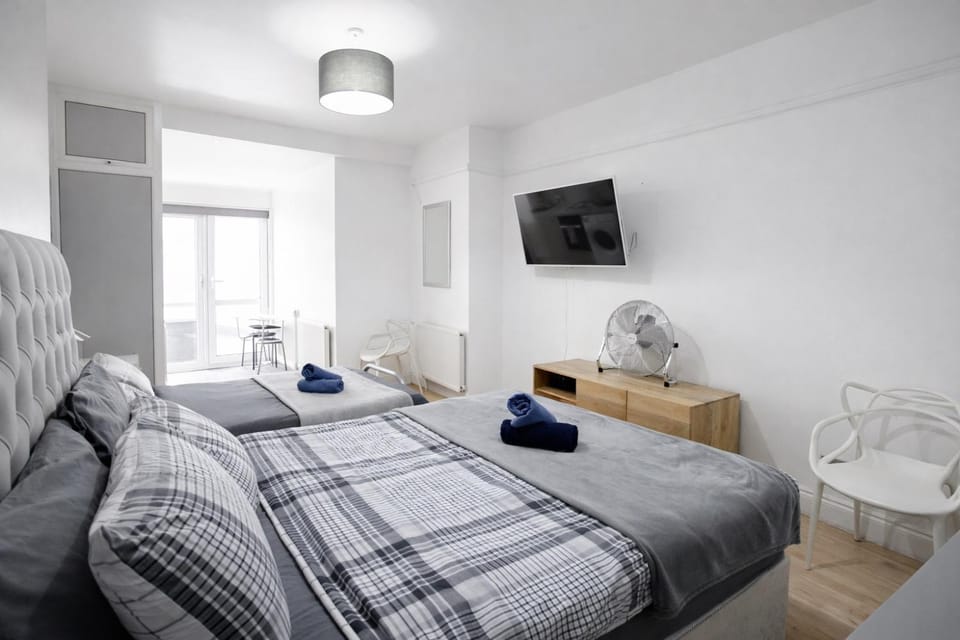 Bed, TV and multimedia, Living room, Photo of the whole room, Seating area, Bedroom, towels