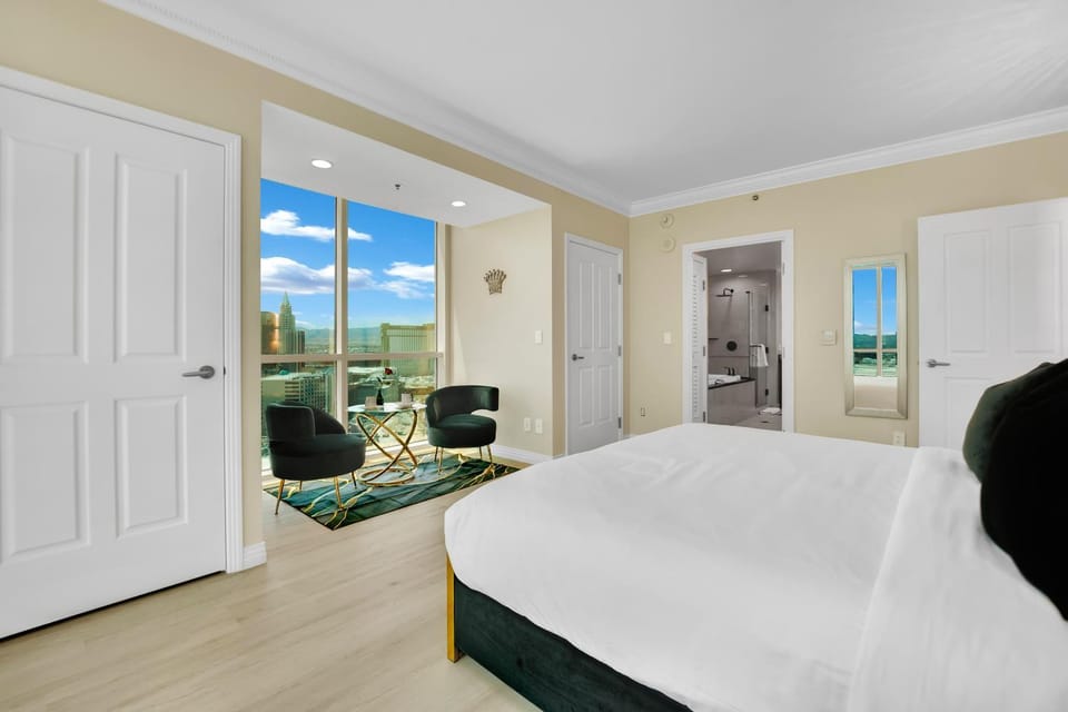 Bed, Seating area, Bedroom