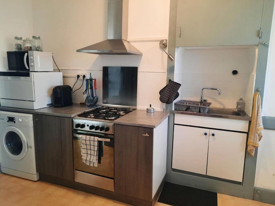Coffee/tea facilities, Kitchen or kitchenette, dishwasher, stove, toaster, washing machine