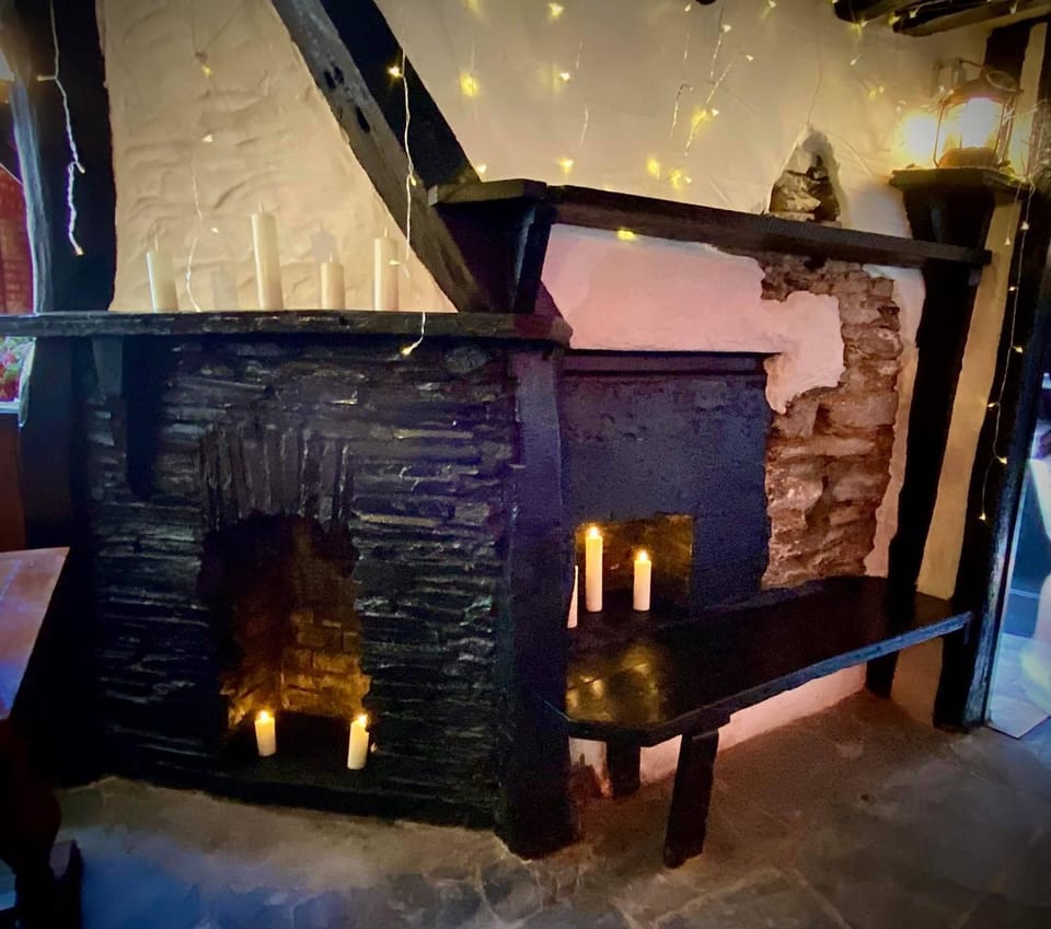 Jolly Sailor Inn - THE OLDEST PUB IN LOOE - Family run and full of charm and character Inn in Looe