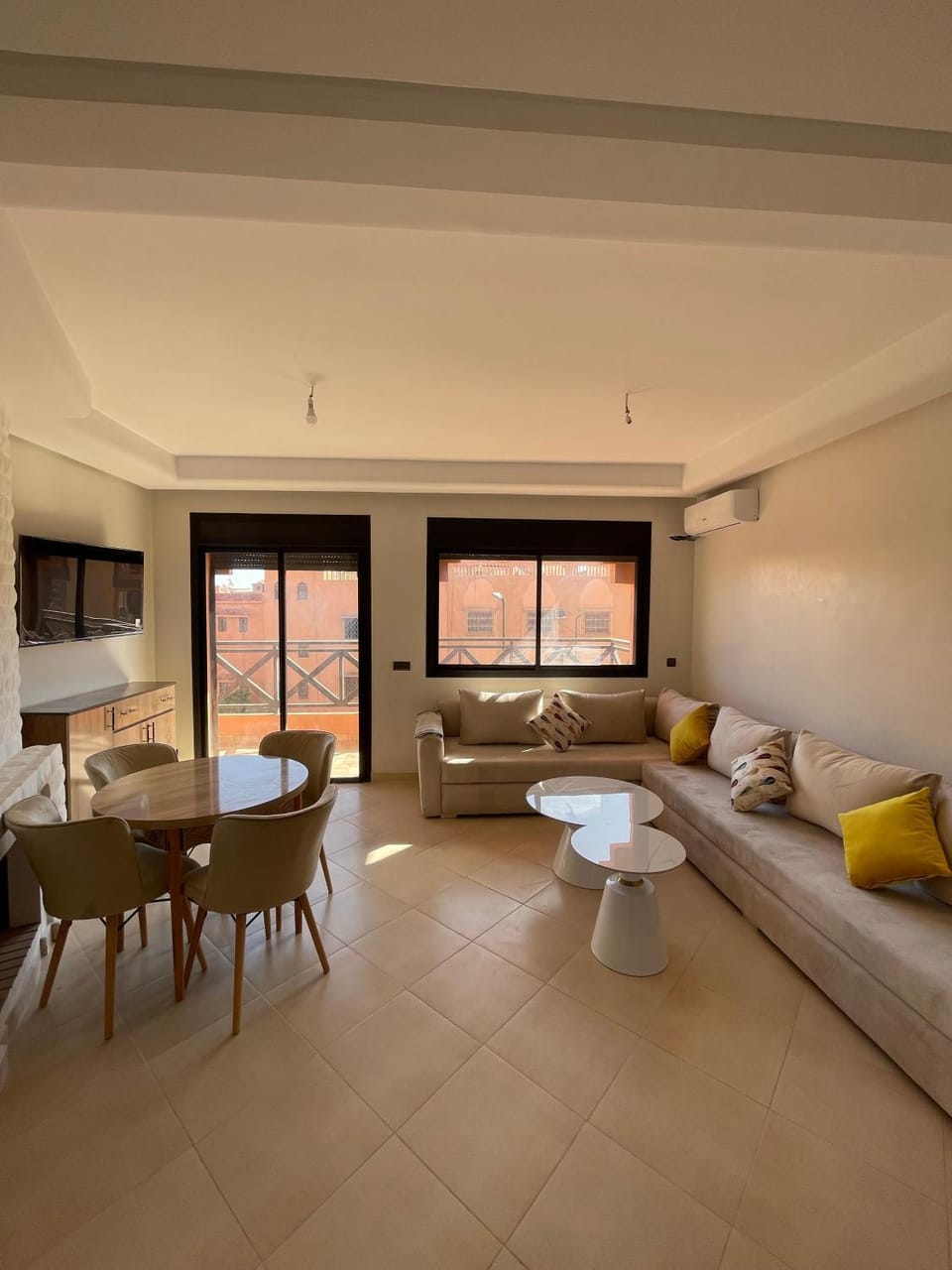 TV and multimedia, Living room, Seating area, Dining area
